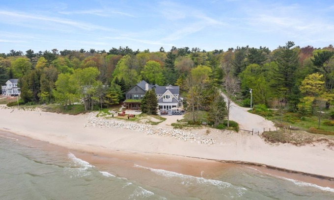 Hingham Casa | Lake House w/ 6-BR's, Sauna - Kohler-Andrae/Sheboygan