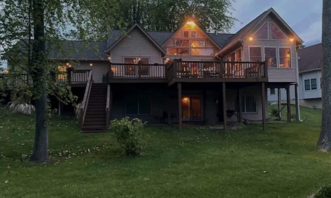 Grand Junction Casa | Cozy Winter Waterfront Chalet with gorgeous lake views.