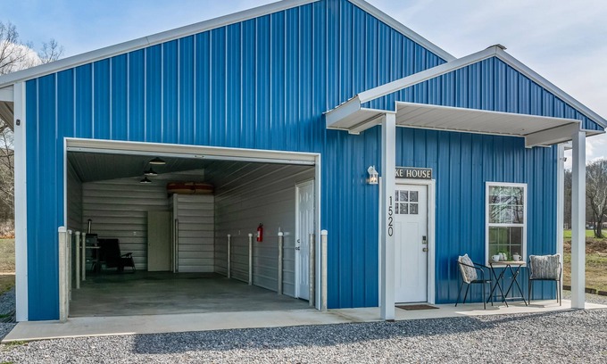 Groveoak Casa | Lake House with 32' Boat Garage, No-Stairs Entrance, Wi-Fi