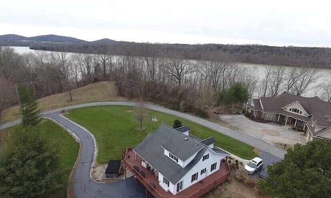 Monticello Casa | Lake house with boat ramp access across the street & tons of boat parking space.