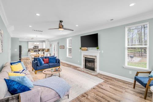 Bumpass Casa | Lake House with Hot Tub and Fire Pit
