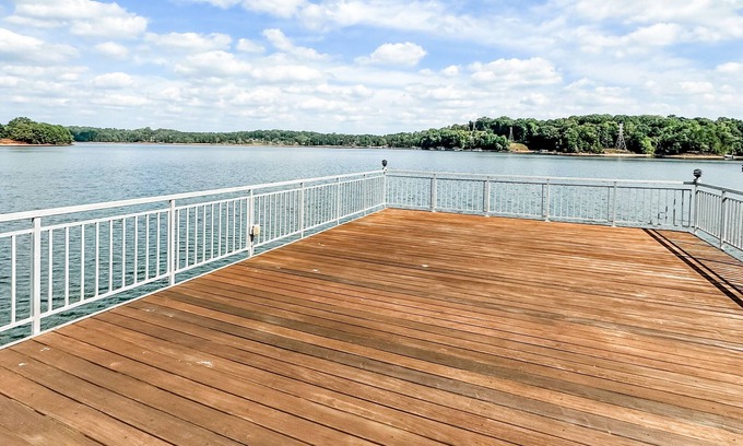 Gainesville Casa | Cozy retreat on Lake Lanier. Stunning views w/access to boat dock