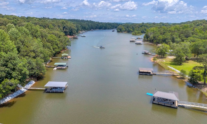 Lavonia Cabina | Lake It Easy – Cozy Hartwell Retreat with Big Dock & Stunning Views