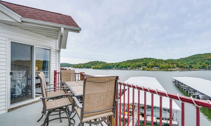 Camdenton Condominio | 'Lake It Easy' Waterfront Ozarks Condo w/ Balcony!