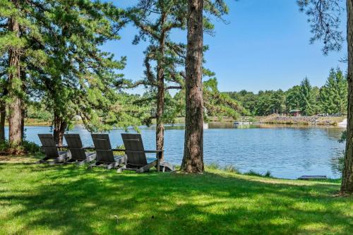 Long Pond Casa | Lake It Right by AvantStay Lakefront w Dock Hot Tub Fire Pit Game Room