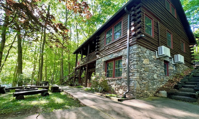 Waynesville Cabina | Lake J Log Cabin at Red Maple Retreat