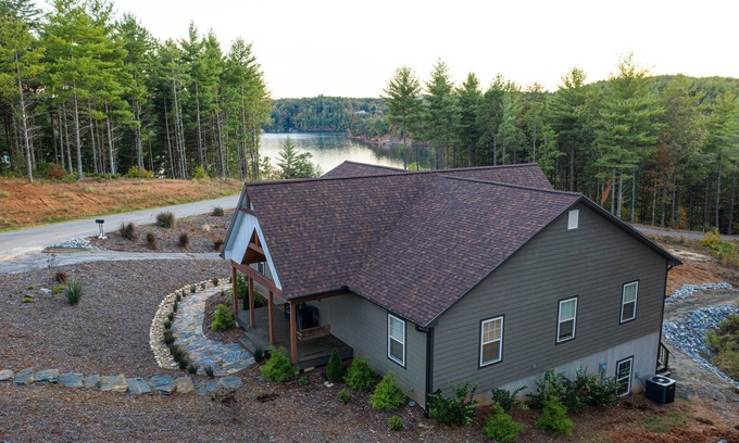 Nebo Casa | Lake James Waterfront con muelle, piscina, kayaks y tablas de paddle!