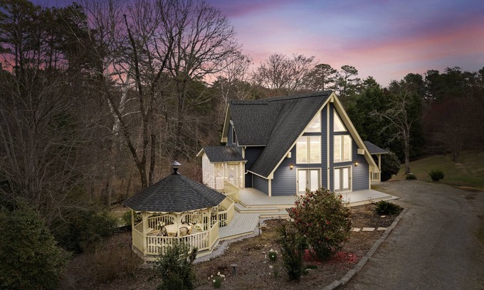 Salem Casa | Lake Jocassee retreat on two acres!! New hot tub, Devil’s Fork State Park