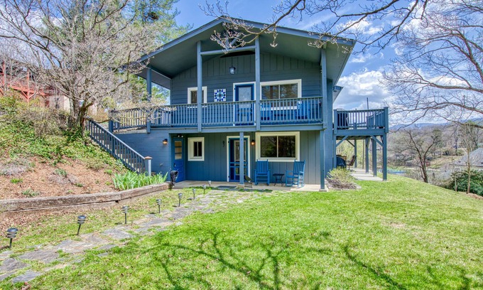 Lake Junaluska Apartamento | Lake Junaluska retreat with patio, new HVAC system, and free WiFi