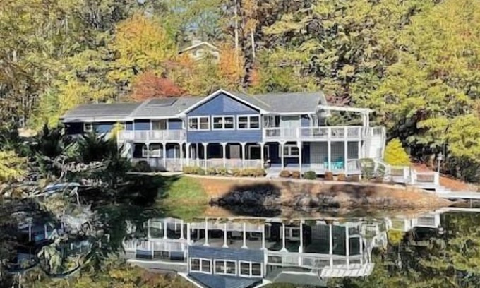 West Union Casa | Lake Keowee Home w Dock, Kayaks, Hot Tub!