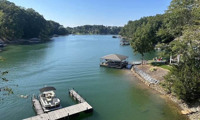 Seneca Casa | Lake Keowee Waterfront Town Home - 3 Bdrm, 3.5 Bath 7 Miles from Clemson Stadium