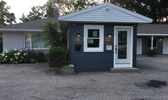 Whitehall Hotel | Lake Land Inn