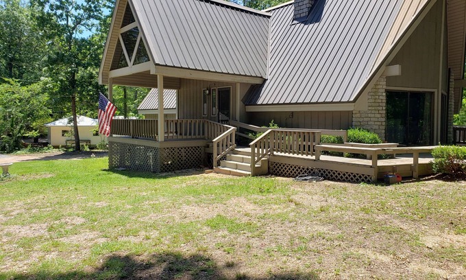Deatsville Casa | LAKE LIFE AT ITS BEST FOR YOUR GET AWAY