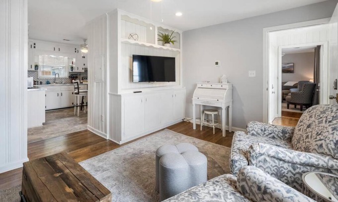 Acworth Casa | Lake Life C - 2 Bdrm Sleeps 4 - 5 Min Walk to Beach & Downtown Acworth - 10 Min to Lake Point Sports Complex