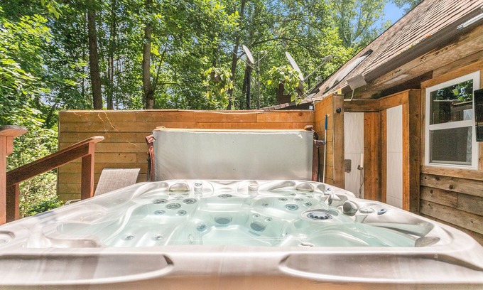 Gainesville Casa | lake life with hot tub, relaxing getaway on the lake, your home away from home.