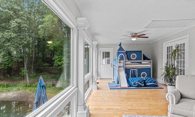 Buford Casa | Lake Living at Its Finest! 2 BDR for 6 w/ Amazing views, Perfect for Families