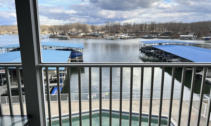 Sunrise Beach Condominio | Lake Lodge Condo overlooking The swimming pool and the￼ Lake of the Ozarks