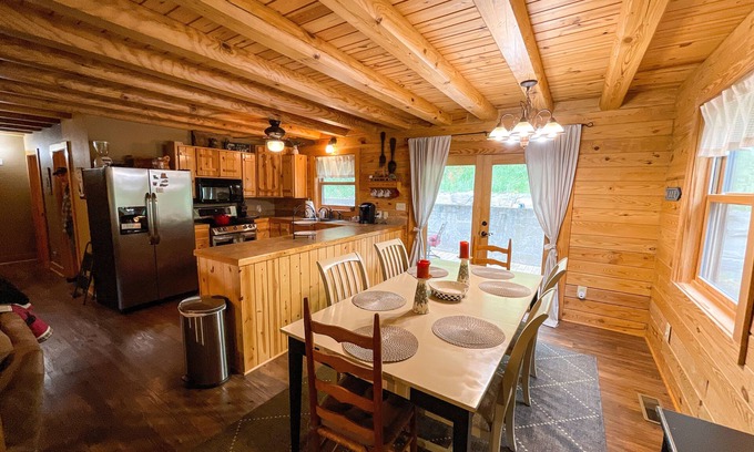 Edgemont Cabina | Lake Log Cabin - right on Greers Ferry lake