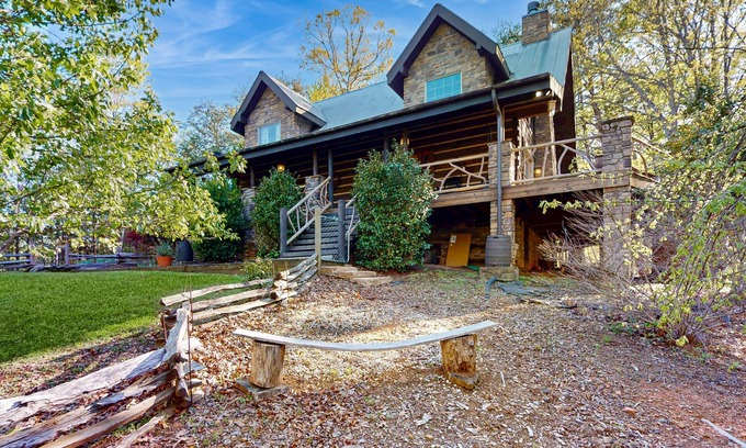 Lake Lure Cabina | Lake Lure mountain cabin with spectacular views on 2 acres