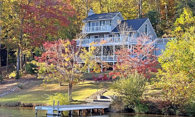 Garner Cove Casa | LAKE LURE LAKEFRONT! - Barco pontón, kayak, bote a pedal, hoguera, mesa de ping-pong