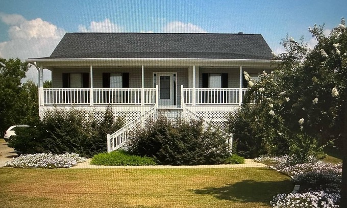 Summerton Casa | Lake Marion FRONT Home. Goat Island/Summerton. Private dock & ramp. Sleeps 12!