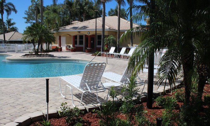 Haines City Condominio | Lake Marion's Finest! Beautiful 2 Bedroom with King Beds, HD & Internet