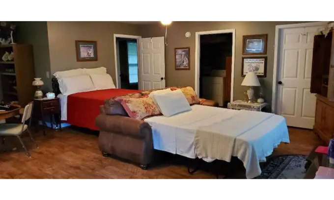 Dadeville Apartamento | Lake Martin Water View Studio Apt. Public Boat Ramp .06 miles from apartment.