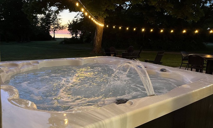 Benton Harbor Casa | Lake MI views: King Bed: Mins. to St. Joe: Hot tub