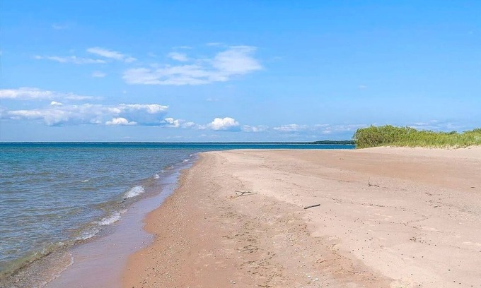 Bliss Township Casa | Lake Michigan Beachfront, Remodeled, close to Tunnel of Trees and Harbor Springs