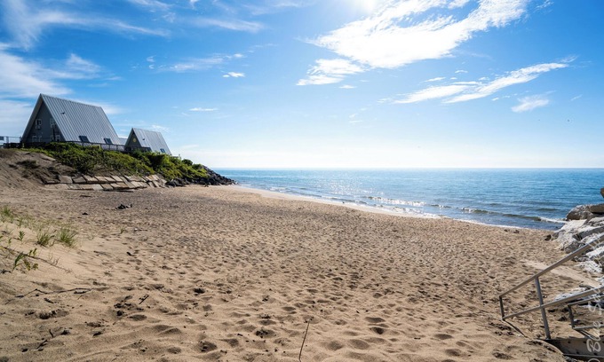 Stevensville Condominio | Lake Michigan Beach Cottage with private beach and pools!