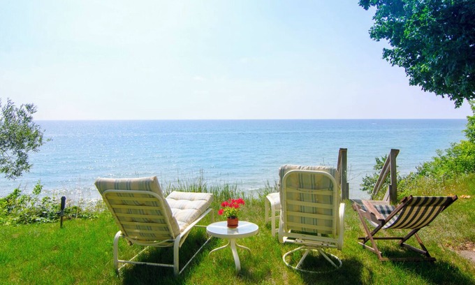 Muskegon Casa | Lake Michigan House in Woods