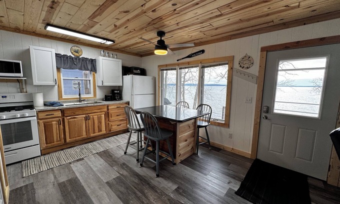 Miltona Cabina | Lake Miltona, 2 bedroom lakeside cabin - near boat landing!