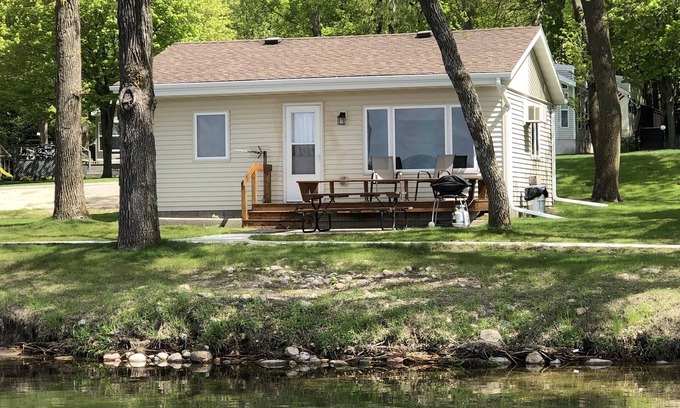 Miltona Cabina | Lake Miltona, MN Weekly Rental Cabin se encuentra justo en la playa.