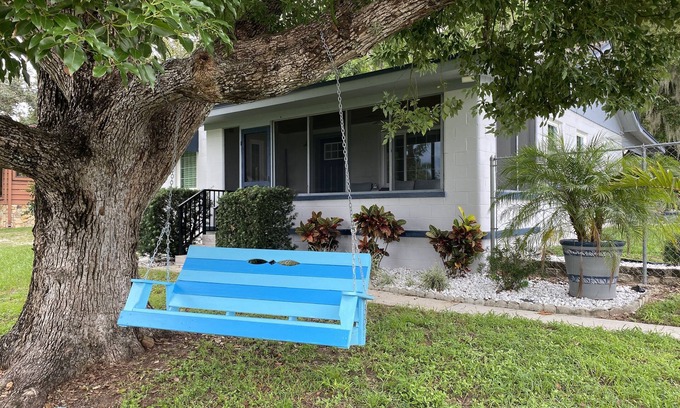Minneola Casa | Lake Minneola Sunset Cottage - Lakefront Home - Sun Water Florida!
