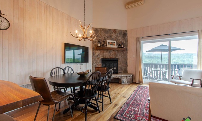 Mont-Tremblant Apartamento | Lake & Mountain View condo