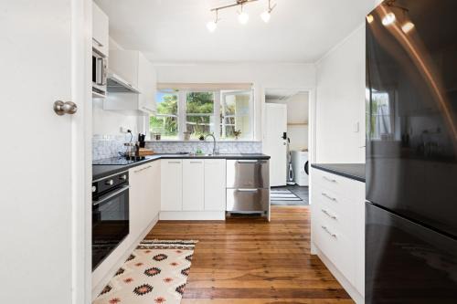 Kawaha Point Casa | Lake, mountain view cottage