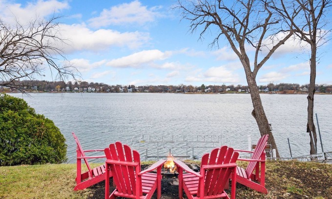 Mound Casa | LAKE MTKA Waterfront Modern Farmhouse Extended Stays