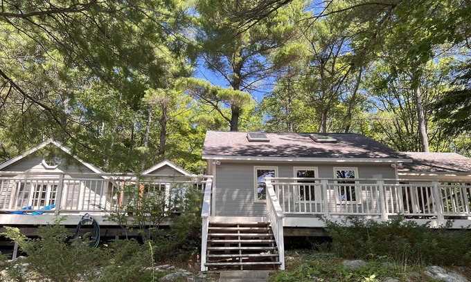 Gravenhurst Cabaña | Lake Muskoka 2.5 Bedroom Island Cottage