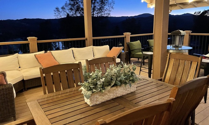 Oak Shores Casa | Lake Naci Rendezvous with Lake Views