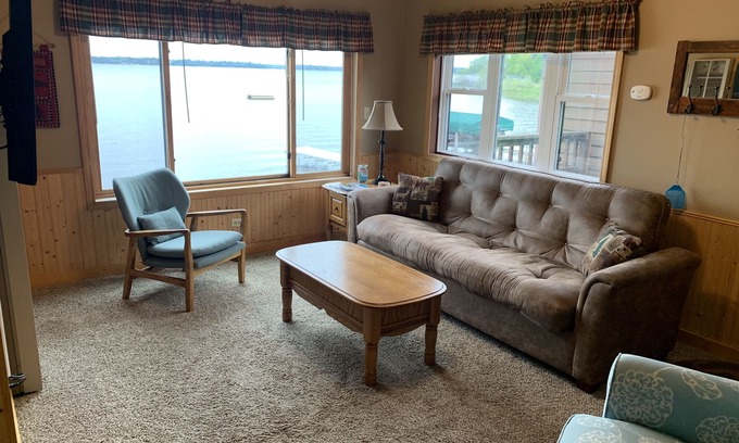 Tomahawk Cabaña | Lake Nokomis Breezy Bay Lakeside Cottage Quiet Retreat