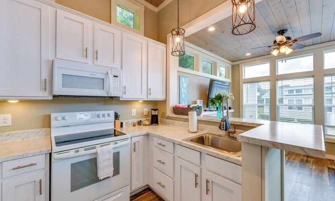 Sherrills Ford Cabaña | Lake Norman Getaway w/ Pool Access + Kayaking!