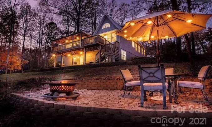 Mayhew Casa | Lake Norman Villa Sleeps 15-Hot Tub-Game Room