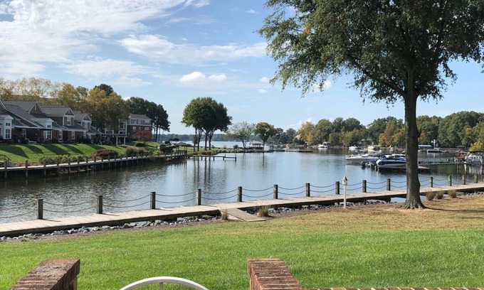 Cornelius Condominio | Lake Norman Waterfront 1st Fl Luxury Condo, 3 Bed, 2 Bath, Pool, Newly Renovated