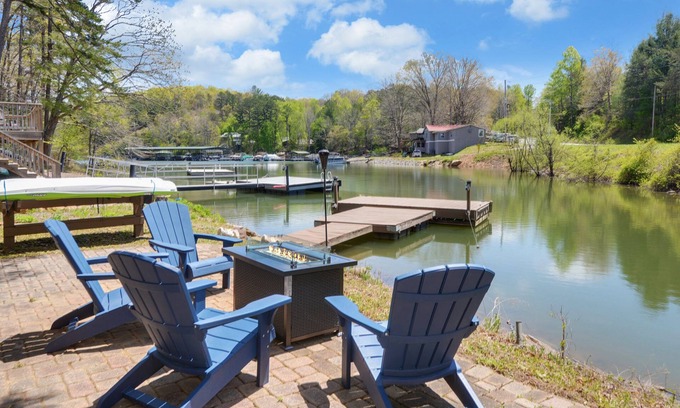 Blairsville Casa | Lake Nottely 4 bdrm cabin, sauna w/ mtn & lake views, dock, & EV charger.