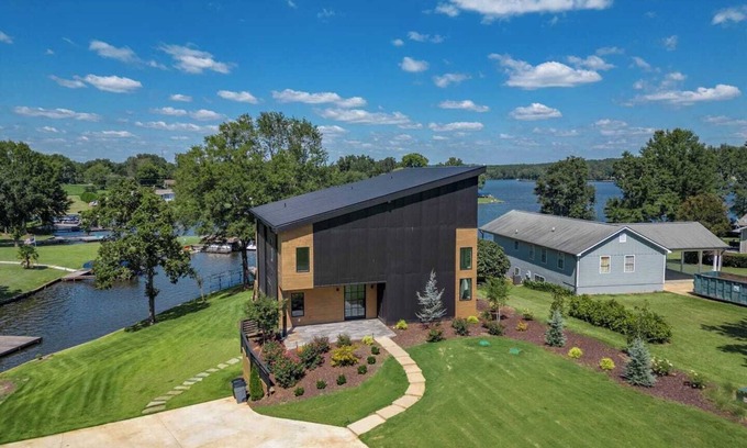 Lake Oconee Casa | 6BR Luxe Oconee Mansion w/ Amenities