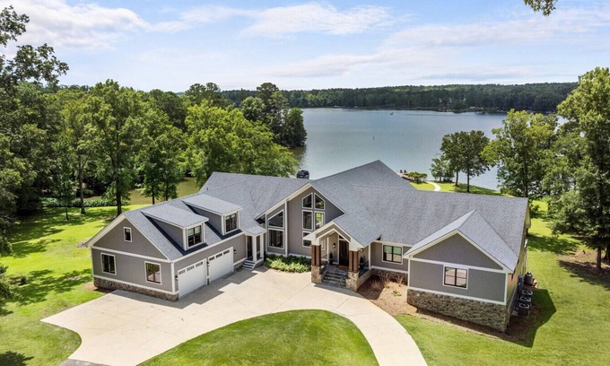 Buckhead Casa | Lake Oconee|Pool Table|King Suites|Kayaks|SUP boards