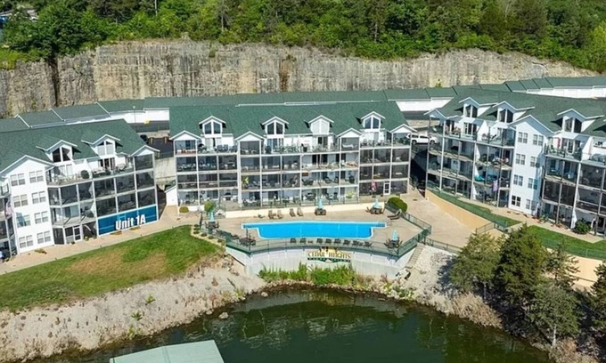 Camdenton Condominio | Lake of the Ozarks Premier lakefront 3-bedroom condo. Fishing, Swimming,boating.