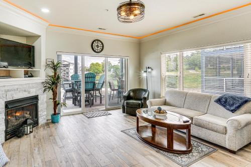Lake Ozark Apartamento | Lake of the Ozarks Retreat with Waterfront View!
