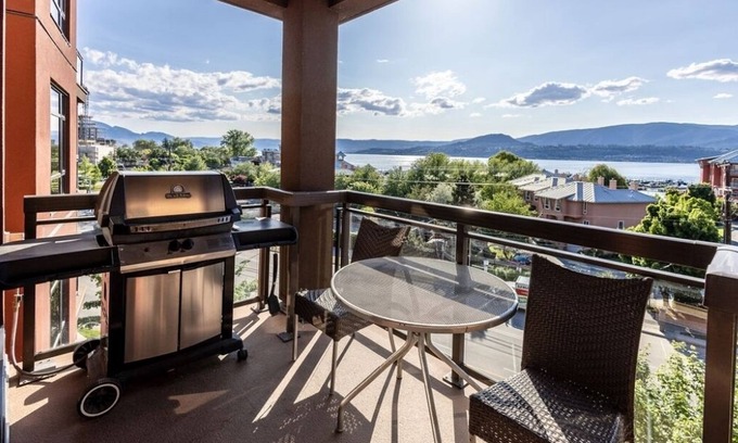 South Pandosy Condominio | Lake Okanagan Sunsets from your Balcony!