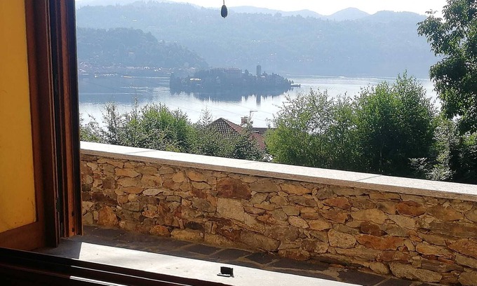 Pella Apartamento | lake Orta Apartment with lake view, private courtyard and garden pets allowed